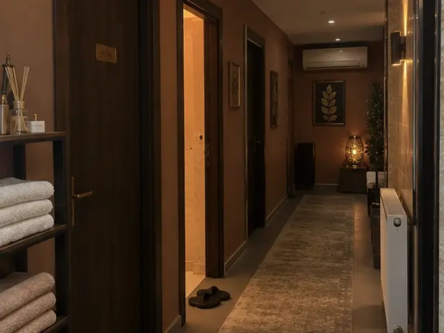 Havlu rafı ve terlikleriyle salon koridoru — Bahçelievler, Masaj Salonun